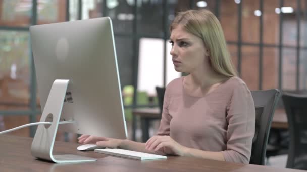 Mujer estresada se escandaliza mientras trabaja en la computadora — Vídeos de Stock