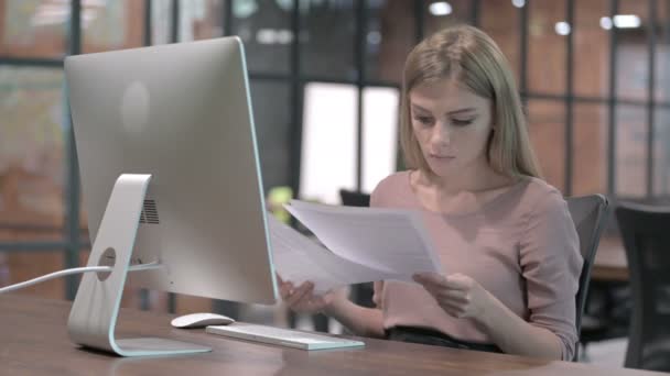 Ambitiös kvinna Läsdokument på Office Desk — Stockvideo