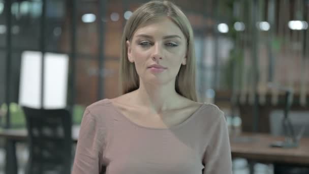 Retrato de la mujer joven mirando a la cámara — Vídeos de Stock