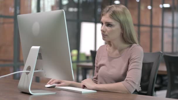 Рабочая женщина говорит "нет" пальцем во время работы на рабочем столе — стоковое видео