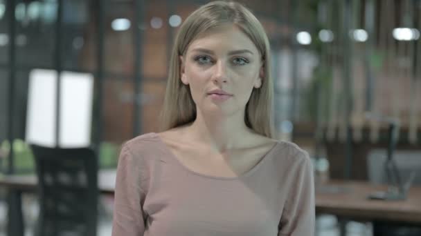 Porträtshooting einer glücklichen Frau, die per Handzeichen einlädt — Stockvideo
