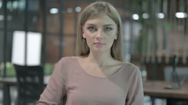 Portret kobiety mówiącej "Nie z palcem" — Wideo stockowe