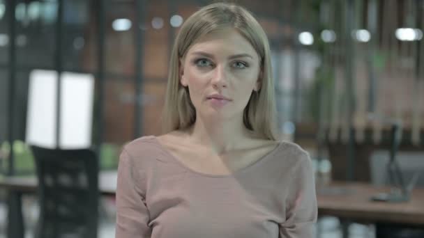 Filmare portret a unei femei dezamăgite care se supără — Videoclip de stoc