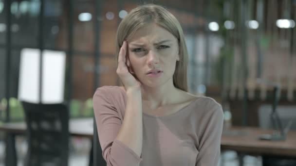 Porträt einer gestressten Frau mit Kopfschmerzen — Stockvideo