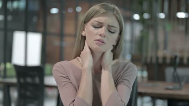 Retrato de la mujer cansada teniendo dolor en el cuello — Vídeos de Stock