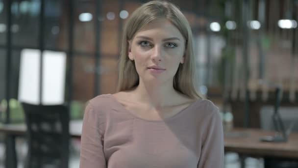 Portret shoot van mooie vrouw geven vliegen kus — Stockvideo