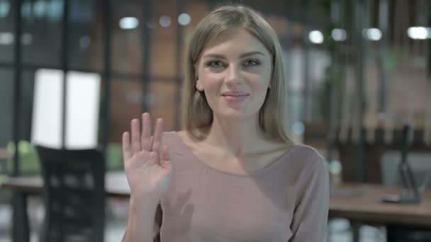 Portret shoot van vrolijke vrouw zwaaien en praten — Stockvideo