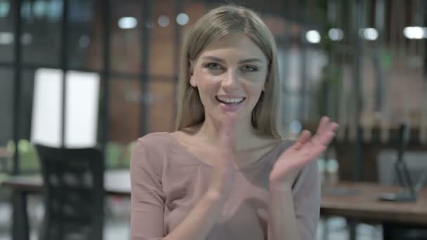 Retrato de la mujer feliz aplaudiendo con las manos — Vídeos de Stock