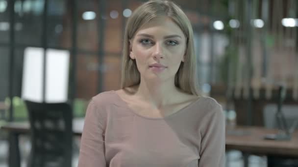 Porträtt Skott av ung kvinna sätta Finger på läppar — Stockvideo