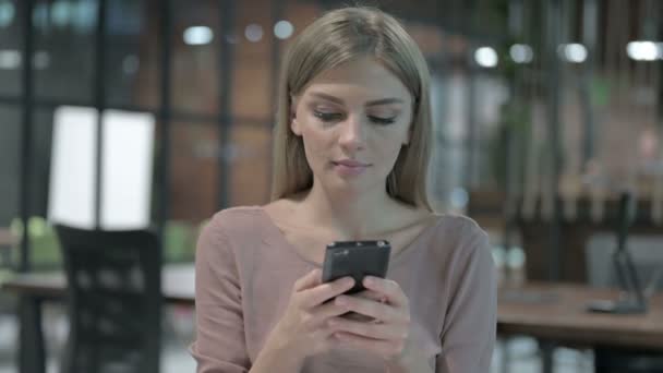 Портрет съемки молодой женщины прокрутки на мобильный телефон — стоковое видео