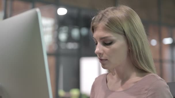 Porträtshooting attraktiver Frau bei der Arbeit am Computer — Stockvideo
