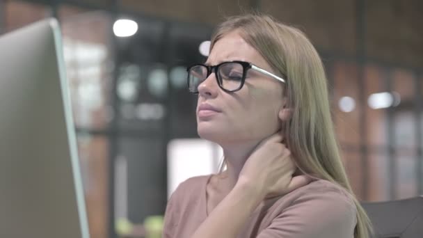 Portrait Prise de vue de la femme fatiguée travaillant et ayant la douleur au cou — Video