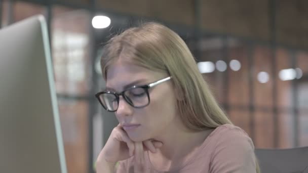 Portrait Prise de vue de la femme fatiguée faisant une sieste rapide au bureau — Video