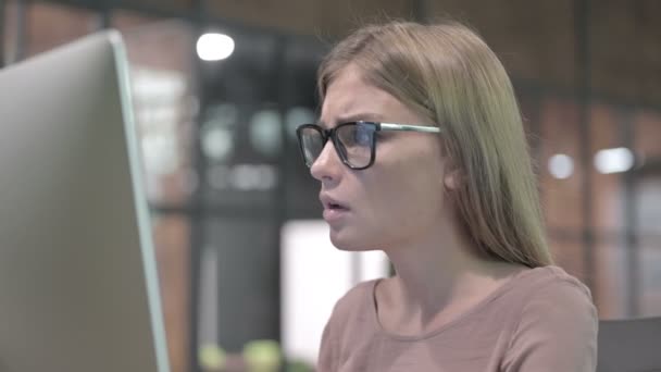 Portrait Shoot de jeune femme obtenir choc sur ordinateur — Video