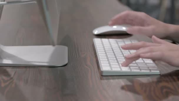 Närbild skjuta Ambitiös kvinna händer skriva på tangentbordet — Stockvideo