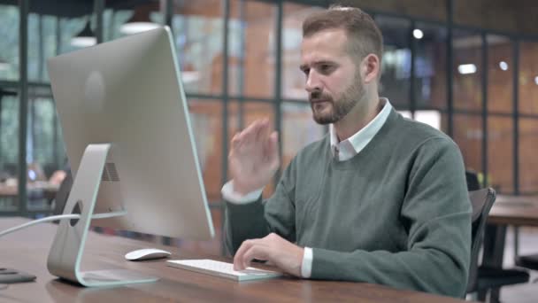 Moe Man met hoofdpijn tijdens het werken op Desktop — Stockvideo