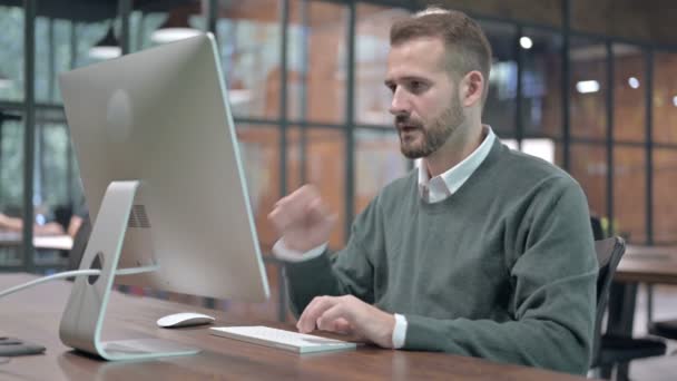 Zieke man met hoesten tijdens het werken op de computer — Stockvideo