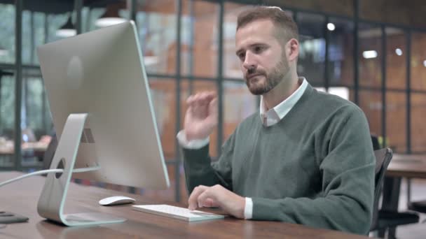 Uomo stanco con dolore al collo mentre si lavora sul computer — Video Stock