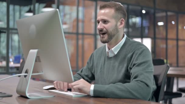 Succes Man Vieren tijdens het werken op de computer — Stockvideo