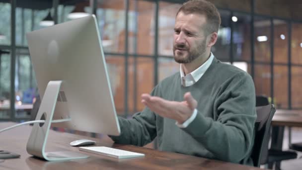 Knappe man krijgt verstoord tijdens het werken op de computer — Stockvideo