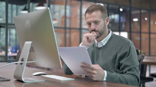 Homme ambitieux lisant un document sur le bureau — Video