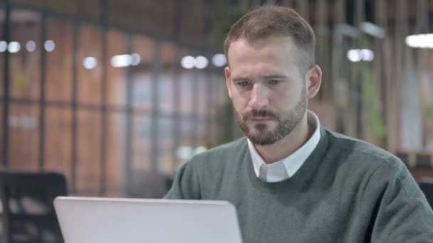 Närbild Shoot av trött man med nacksmärta — Stockvideo