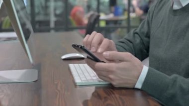 Erkek Ellerinin Yakın Çekimi Cep Telefonu Kaydırma