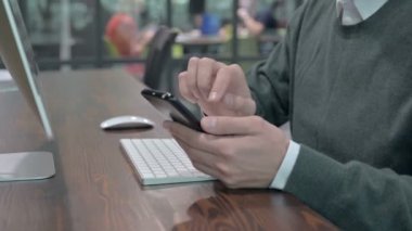 Cep telefonu kullanarak Genç Adam Ellerinin Yakın Çekimi