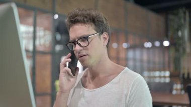 Yakın çekim üzgün adam cep telefonuyla konuşuyor.