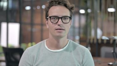 Yakışıklı adamın başparmaklarını gösteren portresi.