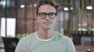 El İşaretinden Davet Edilen Genç Adamın Portresi