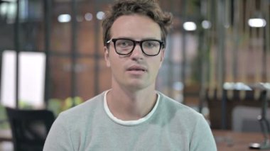 Hayal kırıklığına uğrayan adamın portre çekimi şok oldu.