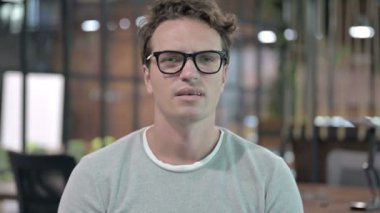 Boyun ağrısı olan yorgun genç adamın portresi.