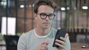 Yakışıklının Cep Telefonundaki Portre Çekimi