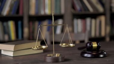 Gavel ve Denge Dengesi Yargıç Tahta Masa 'da