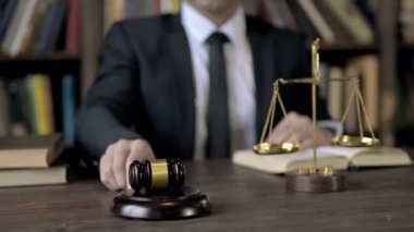 Yargıç Hand Bang 'in çekimlerini kapatın. Gavel' i mahkeme salonunda becerin.