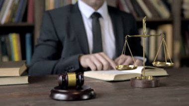 Yargıç Hand 'in Başparmakları Mahkeme Odasında Gösterirken Yakın Çekim