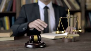 Kitabı okurken jürinin Gavel 'e el vuruşunu yakın çekim