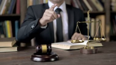 Yargıç Eli 'nin Kamerayı İşaret Ettiği Çekimi Kapat