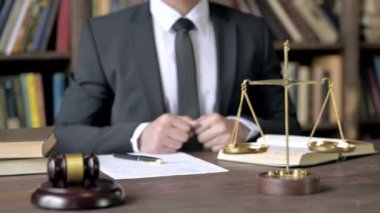 Yargıç 'ın elini sıkma sahnesini kapatın.