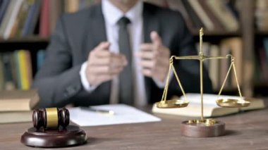 Mahkeme salonunda konuşurken Yargıç Hand 'in çekimini kapat.