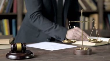 Yargıç Eli 'nin Mahkeme Salonundaki Evrakları Kontrol Etme Çekimini Kapat