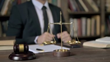 Yargıç El sıkışmasını yakın çekim Masadaki diğer kişiyle