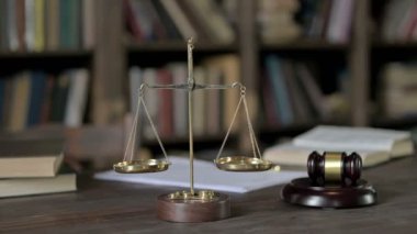 Yargıç Gavel ve Altın Pirinç Bakiyesi 'nden Yargıç Masası' na geçti.