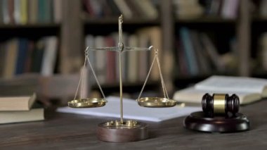 Gavel ve Altın Pirinç Bakiyesi 'nin çekimlerini kapatın.