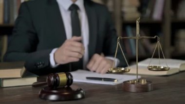 Yargıç El Sallama 'nın mahkeme salonundaki teklifini kapat.