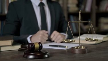 Yargıç Hand 'in Büyük Başparmakları Mahkeme Salonunda gösterirken çekimini kapat