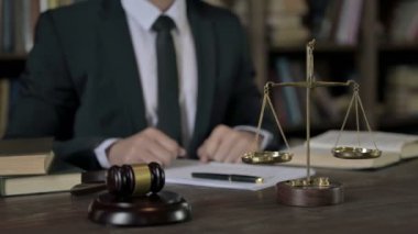 Yargıç Hand 'in mahkeme masasında parmak göstermesini yakın çekim