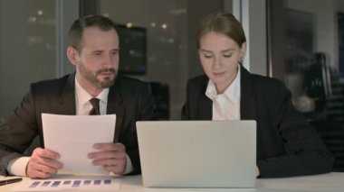 İdari İşadamları, geceleri dizüstü bilgisayarda çalışırken şaşırdılar