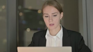 İş kadınının Kapanışı Geceleyin Düşünen ve Bilgisayarda Çalışan